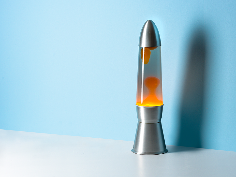 Lavalampe auf blau/weissem Hintergrund.